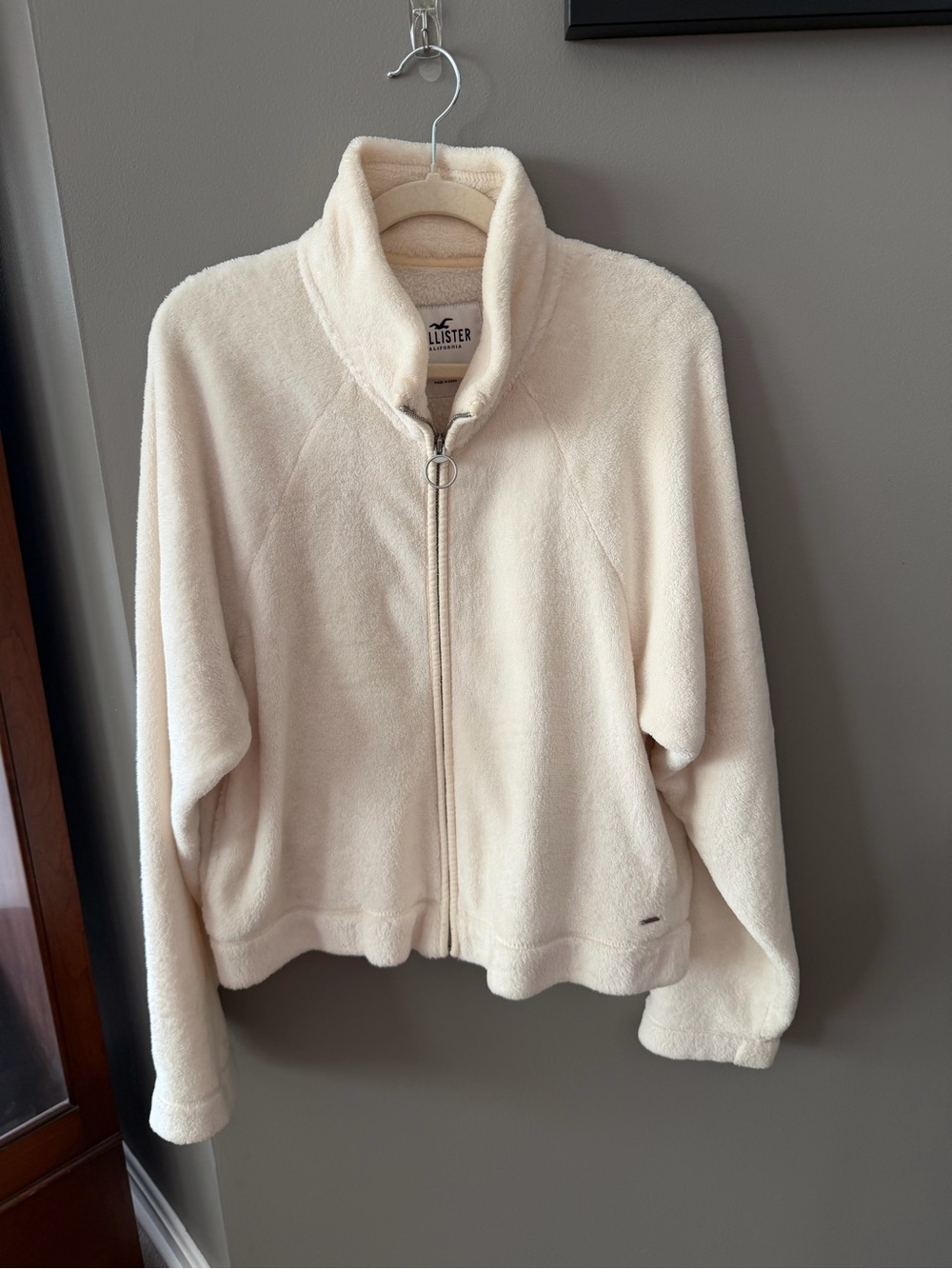 Hollister Cream Plush Teddy Zip-Up Jacket. Medium